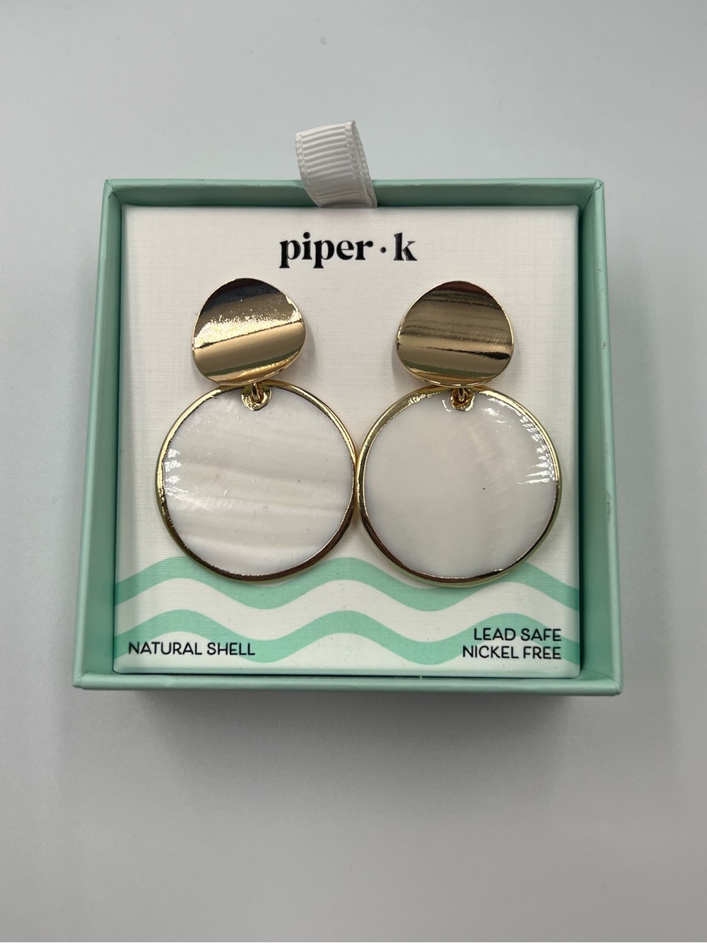 Piper K Natural Shell Round Dangle Earrings Gold Tone Circle Drops NIB